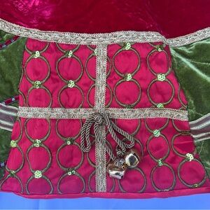 Stunning Designer Christmas Tree Skirt. Beautiful fine detail patchwork border.